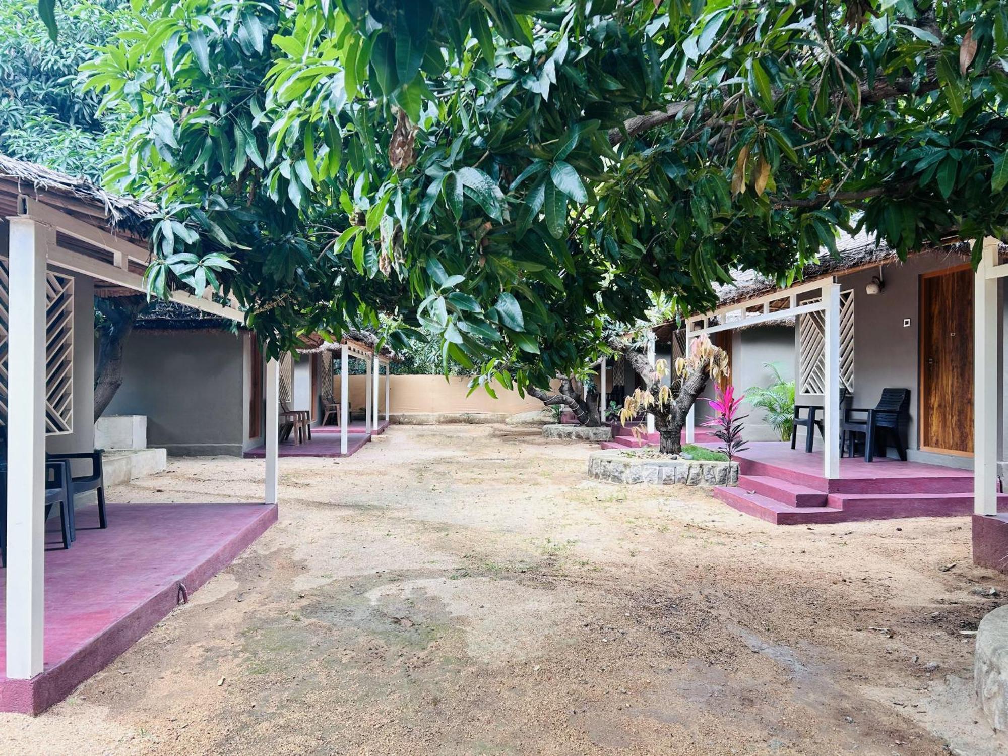 Hampi Village Resort & Tutti Cafe Экстерьер фото